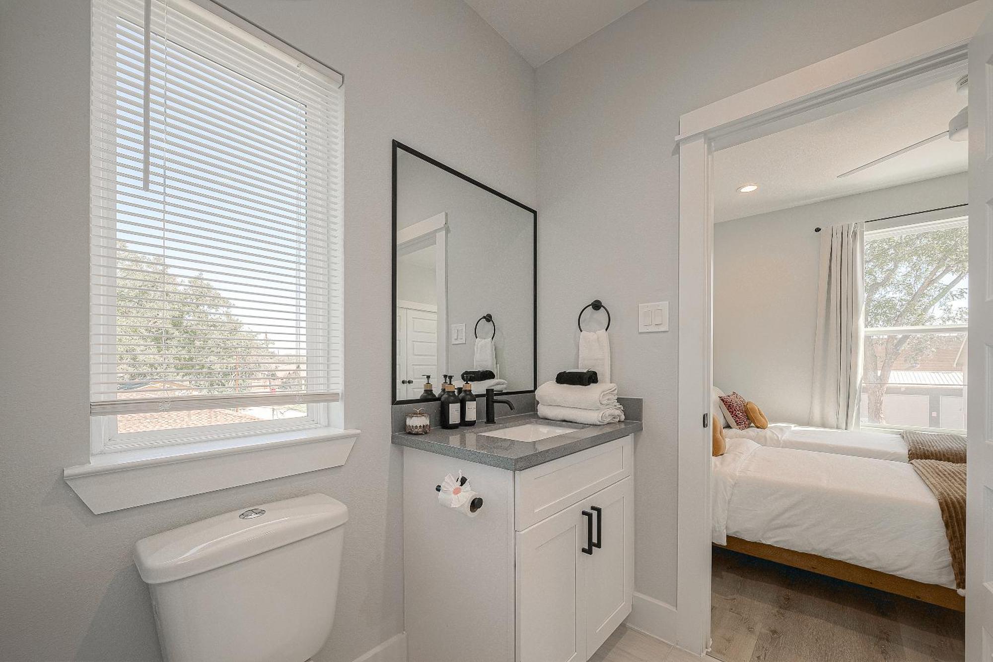 Modern Home Near Downtown With Fast Wifi, Bbq, Games & Ev Equipped! Houston Exterior foto